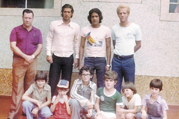 Esta foto veio da leitora Juliane e sua mãe, Marlene Araújo, tirada na metade da década de 1970, quando esses francanos, todos palmeirenses, posaram ao lado de seus ídolos da época. Em pé, da esquerda para a direita: Anastácio Araújo, os jogadores Leão, E